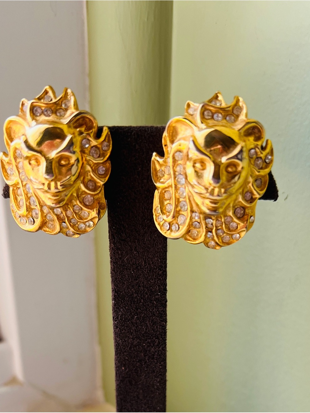 VTG  TCJC LION FACE  gold tone Clip on earrings Statement